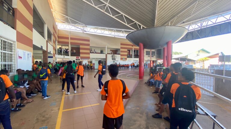 Collège Justin Catayée, Cayenne, pré-haut, des élèves en t-shirt orange et vert pour la journée de cohésion pour lutter contre le harcèlement | © Mo News