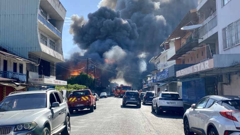 Une grosse fumée noire se dégage de l'incendie rue Lieutenant Brassé | © Mo News
