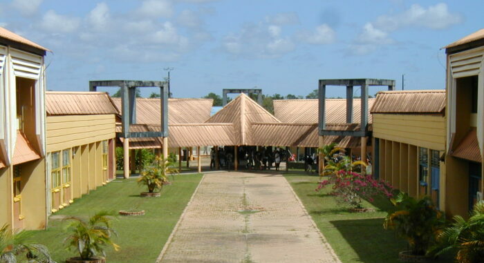 Cours du lycée Bertène Juminer où se passe harcèlement, agressions, mauvaise organisation | © Académie de la Guyane - LPO Bertène Juminer