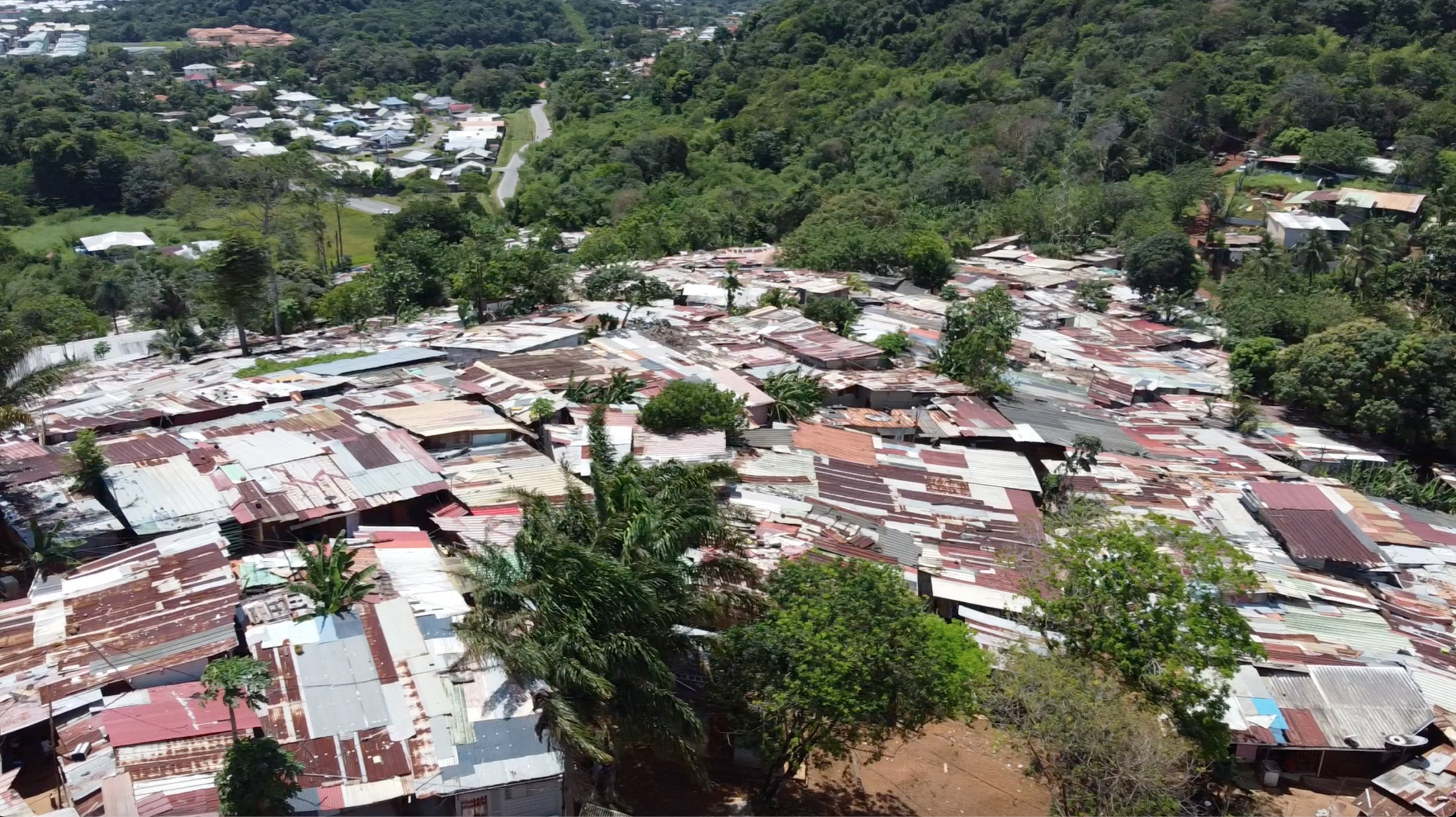 Image aérienne exclusive du quartier informel du Mont Baduel.